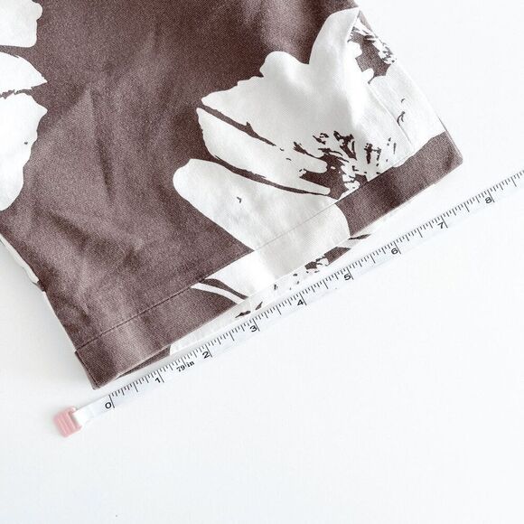 Tommy Bahama 18 Golf Women's Floral Capri Shorts Pants Brown White Size 8 - Picture 3 of 8